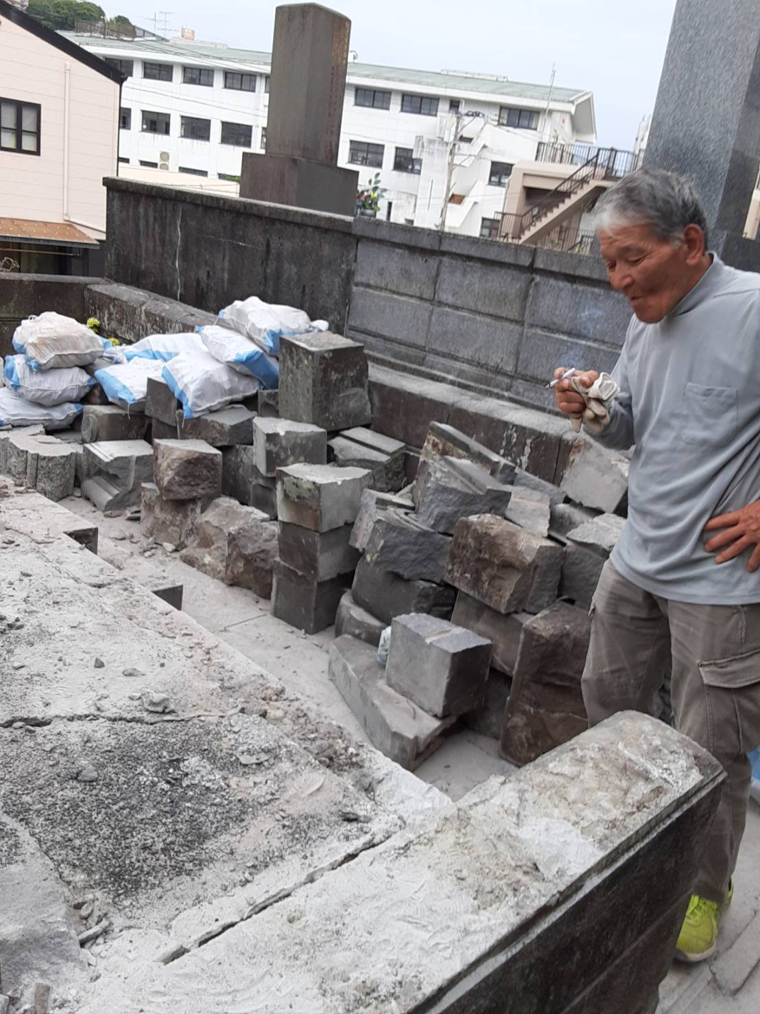 解体した石塔の搬出作業